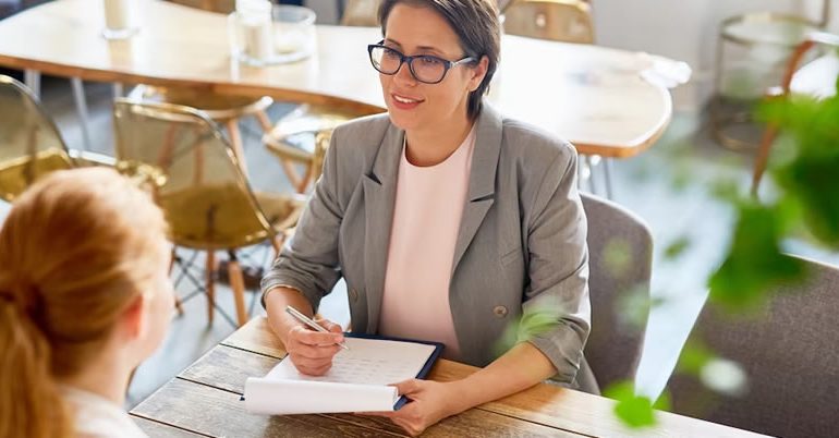 abbla idiomas - Cómo prepararse para una entrevista de trabajo en inglés: tu academia de inglés Sevilla te ofrece consejos prácticos
